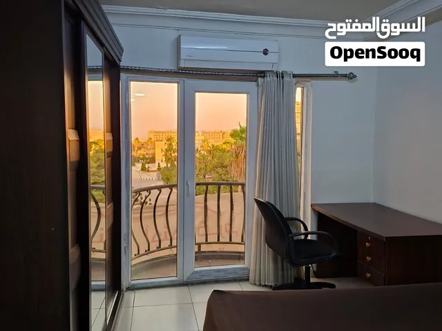 سكن طلاب مقابل البوابه الغربيه لجامعة اليرموك مباشره على شارع الجامعه ستوديو غرفة نوم مطبخ،جلوس،حمام