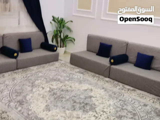 صالون للبيع مع طاوله