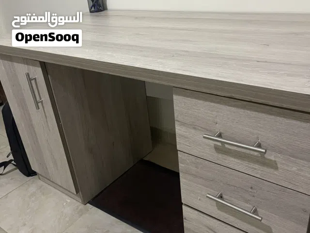 مكتب دراسة ومكتب كمبيوتر واسع - شبه جديد