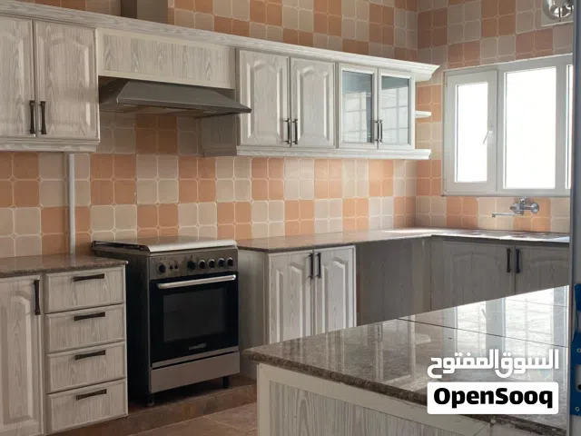 شقة واسعه راقيه للعوائل في مجمع سكني متكامل في الحيل الجنوبية