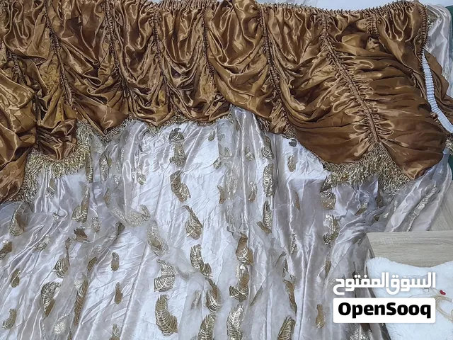 برادي مع مسبل تخت ووجه مخدتين