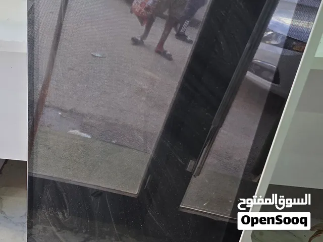 شاشه داعيه و اعلان عليها لشركات تبحت عن شاشه للعرض منتجات تتحمل عوامل جويه  لكن بدون ريموت ليها