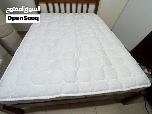 سرير خشب مزدوج بحالة ممتازة مع مرتبة فخمة للبيعWooden Double Bed Frame with Premium Mattress - Excel