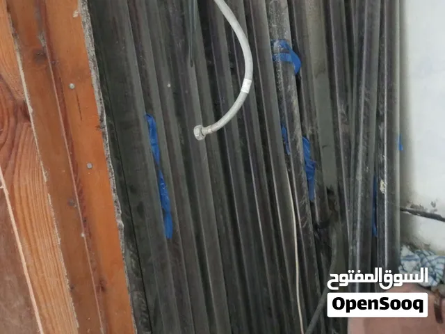 انابيب سخانات شمسيه بحاله جيده وثلاجة عرض 5 رفوف شغاله،