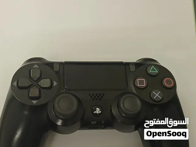 يدة بلايستيشن 4 للبيع نظيفة ومافيها اي مشاكل ولا stick drift  قابل للتفاوض  اليدة ولا مرة راحت مصلح