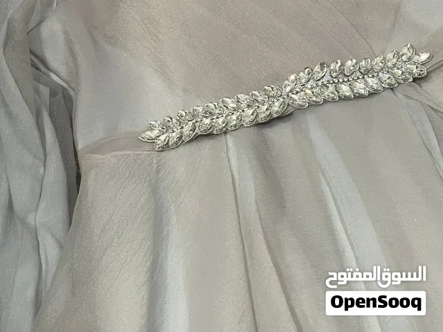 فستان رمادي نظيف جدا لم يلبس الا مره واحده