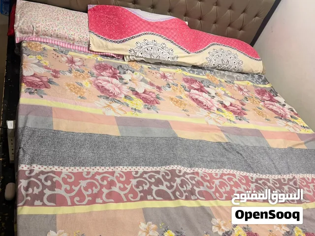 غرفه نوم وسرير صغير