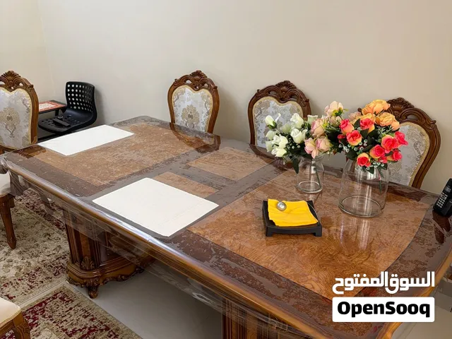 طاوله من الخشب الأصلي بحاله جديده تسع ل 8 أشخاص و بحاله جديده و ممتازه صنع يدوي