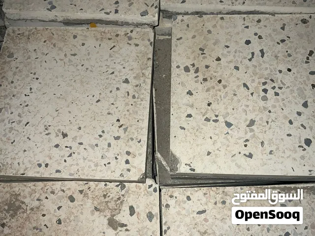 بلاط أرضيات وأسطح