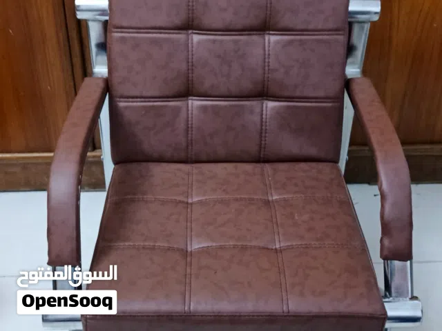 كراسي موديل فخم من الجلد و الحديد المقاوم للصدأ نوعية جيدة 4 قطع 2 صغار  1 جبير 1 وسط للبيع المستعجل