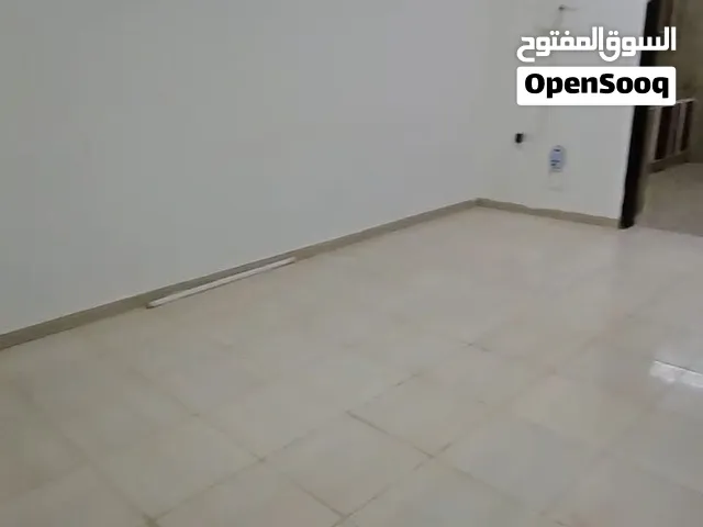 فرصة ذهبية شقة للايجار في مسقط ف المعبيلة مكونه من ثلاث غرف نوم وصالة الايجار شامل مياه وكهرباء ...