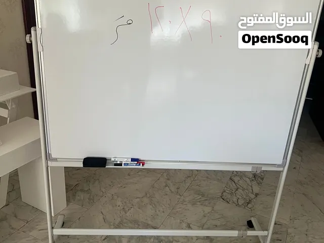 سبورة تعليمية لوح وايت بوردابيض ممغنط جهتين مع ستاند متحرك مقاس 1.20*90 متر مع اقلام ومحايه 45دينار
