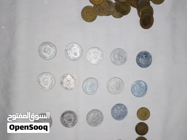 عملات مختلفة
