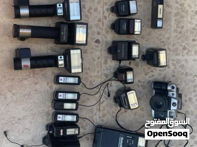 كاميرات وفلاشات منوعة مستعمل 25 قطعة