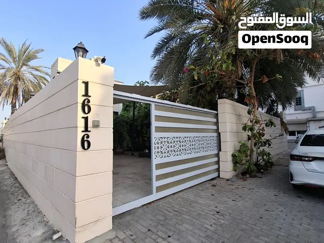 بيت واسع للإيجار المعبيلة الشمالية به مواقف سيارات مغطاة و موقع مميز قريب من جميع الخدمات