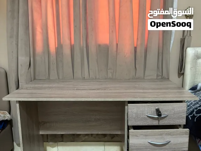 طاولة مكتبية مريحة