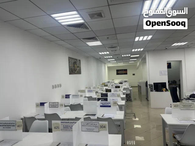 مكاتب مشتركة او خاصة بعقد إيجاري مصدق من البلدية لمدة سنة شامل خدمات مجانية داخل المركز