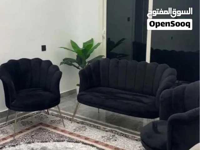 طاوله ست كراسي 850 استعمال نظيف وصالون ثلاث قطع 1000 دينار
