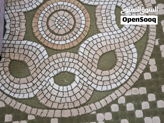 سجادة حلوة و جميلة مع نقوش، السجادة معتنى فيها و بحالة جيدة ، حالتها موضحة بالصورة.