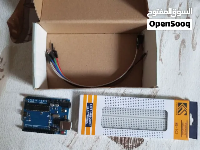 للبيع مع 10 كابلات و breadboard  مستعملة لمرة واحدة carte Arduino Uno