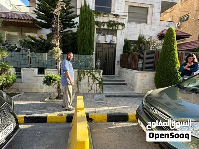 شقة ديلوكس مميزة للإيجار بمواصفات جداً عاليه بسعر مناسب بمساحة 200 وبمنطقة استراتيجية من مناطق عمان