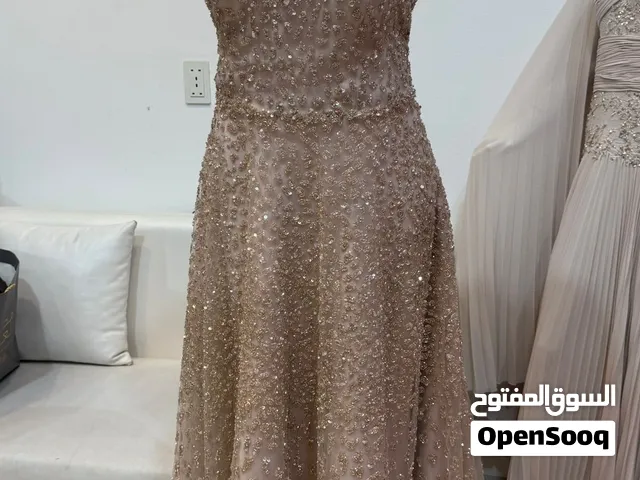 فستان مناسب للملكة أو السهرة