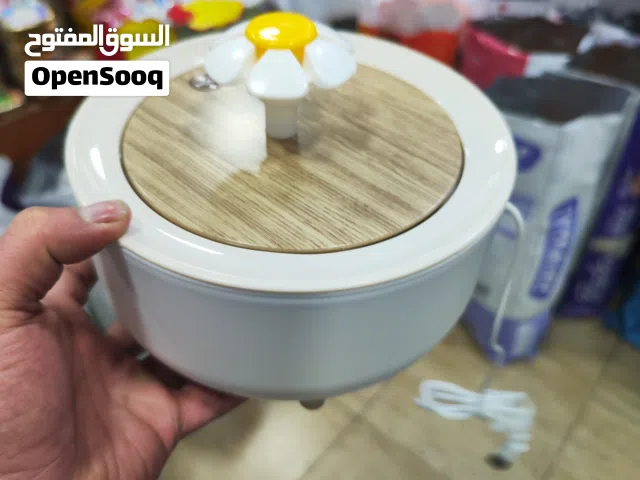 نافوره مياه مع فلتر تقريبا 2 لتر مناسبه جدا لكل انواع القطط الصغيره والكبيره