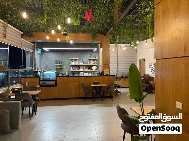 المطعم مجهز بالكامل و قائم في الاعمال سبب البيع السفر و عدم الفضاوة للمطعم المطعم مسموعيه جبده