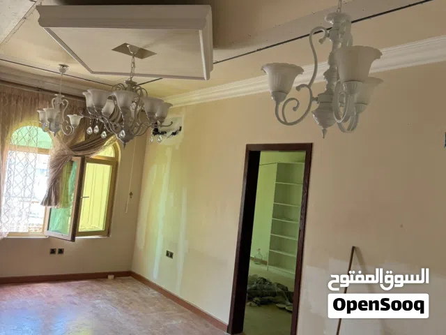 للبيع ثلاث مصابيح ثريات سقف كلاسيكية – لون أبيض – بحالة جيدة جداً.