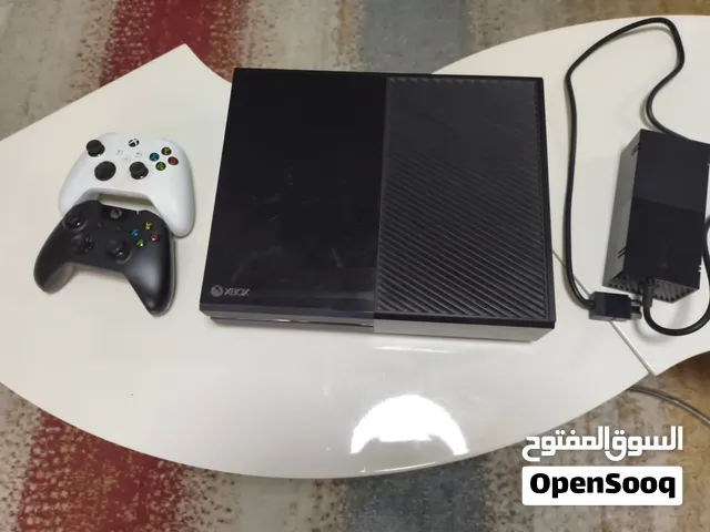 Xbox one للبيع مع ايدين بيضاء وسوداء بالإضافة إلى power supply و ايضا هديه CDs