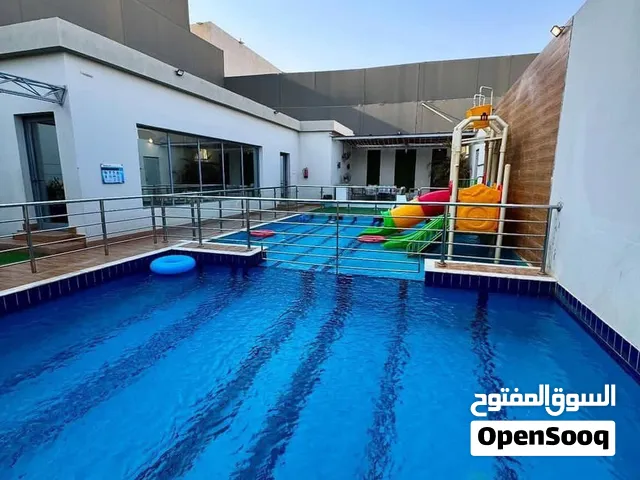 شاليه واستراحه في مسقط الغبرة للايجار اليومي غرفه نوم مطل على حوض سباحة خاص مع جاكوزي