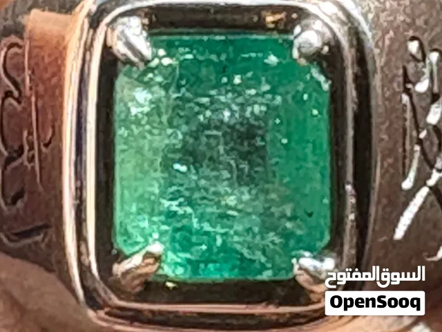 خاتم فضه رجالي عيار 925 تفصيل يدوي بالكامل متوج بحجر الزمرد الكولومبي الطبيعي 100٪ غير معالج أطلاقا