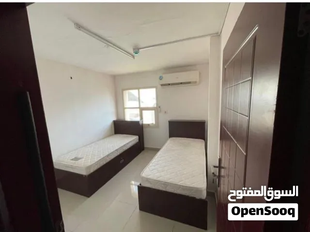 سرير في غرفة ثنائية للمشاركه