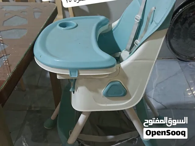 كرسي طفل جانب طاولة الطعام