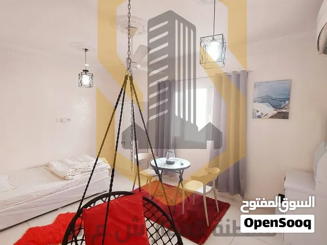 استديو راقي مفروش للموظفات في العذيبة الشمالية مطل على البحر وبالقرب من مركز السلطان للتسوق