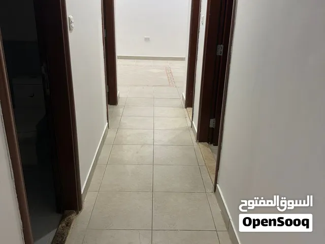 ثلاثة غرف أربع حمامات وغرفة خدامة وغرفة فيها ماستر وغرفة التخزين