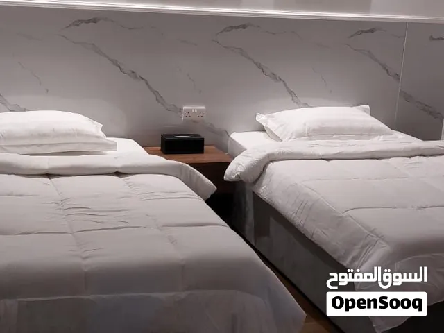 شقة للايجار اليومي في الباطنة صحار غرفتين  غرفة  وغرفة سرير كبير  مظله لسيارة تلفزيون صاله المطبخ