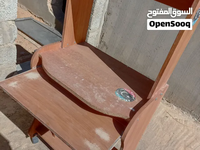 طاولة كوميوتر مكتبي في حاله ممتازه مستعمله استعمال نظيف ومخزنه في الظل وفي المنزل