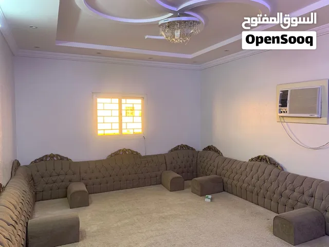 جلسه ارضية مساند مع 7 تكايات وستارة مع فرشة واضحه في الصوره