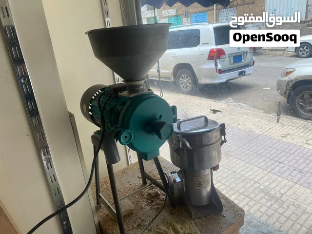 اثنين طواحين عررطة وكالة يطحنوا الحجار لتراب