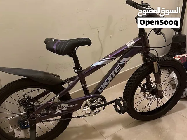 3 دراجات أطفال للبيع بحالة جيدة، الألوان: ازرق ووردي وبنفسجي. مناسبة للأطفال وللكبار مع عجلات جانبية
