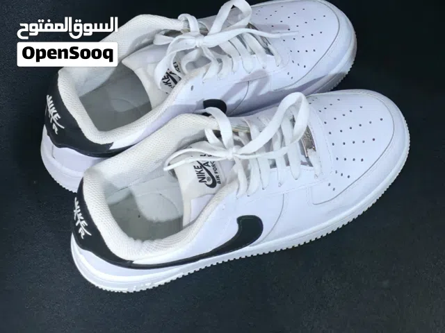 NIKE AIRFORCE 1 BLACK AND WHITE, REALLY GOOD CONDITION AND BARELY WORN