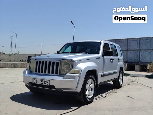 جيب شيروكي سبورت 2012 شكل ليبرتي لون سلفر خارجها جدا نظيف مابيهه اي ضرر6 سلندر 3700 يعني بنزين عادي