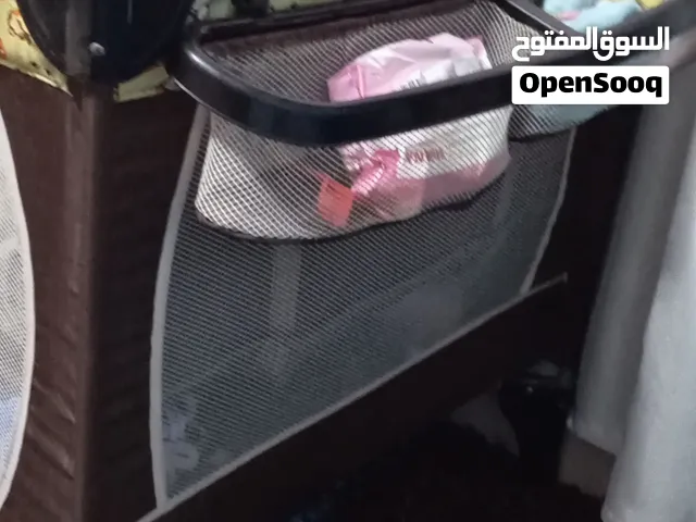 موجود عندي تخت أطفال قابل للظب معاه شنته خاصه فيه ويوجد في مساحه تخزين جانبيه وتحتيه