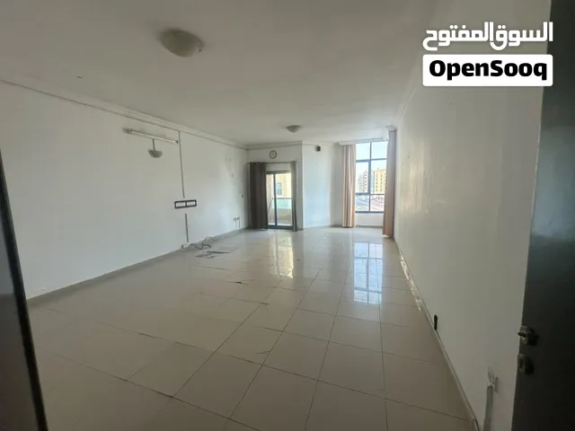 ثلاثه غرف وصاله مع غرفه مساعده بحمامها مع أطلاله مفتوحه للبيع في ابراج الخور جاهز للسكن او الاستثمار