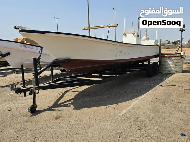 قارب للبيع