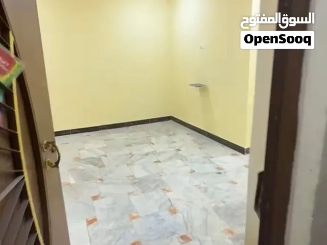 سلام عليكم متوفر شقه الايجار في منطقه المعقل قرب فلكه الحي تحتوي على غرفتين وصاله ومطبخ وصحيات