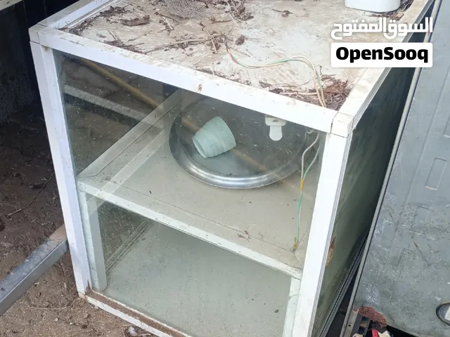 رف لوضع الاغراض مثل الاكل او أشياء للمقاهي