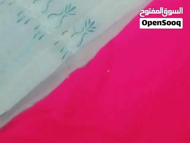 برادي العدد 2وكل واحده تتكون من ثلاث قطع الون احمر وسكني