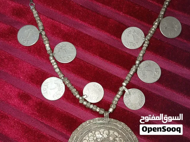 لكل  قطعه سعرها=وممكن ان تشتري أ ي قطعه =وستجد داخلألأعلان=هاتفنا والاتصال من 12 ظهرآ حتى 12 ليلأ